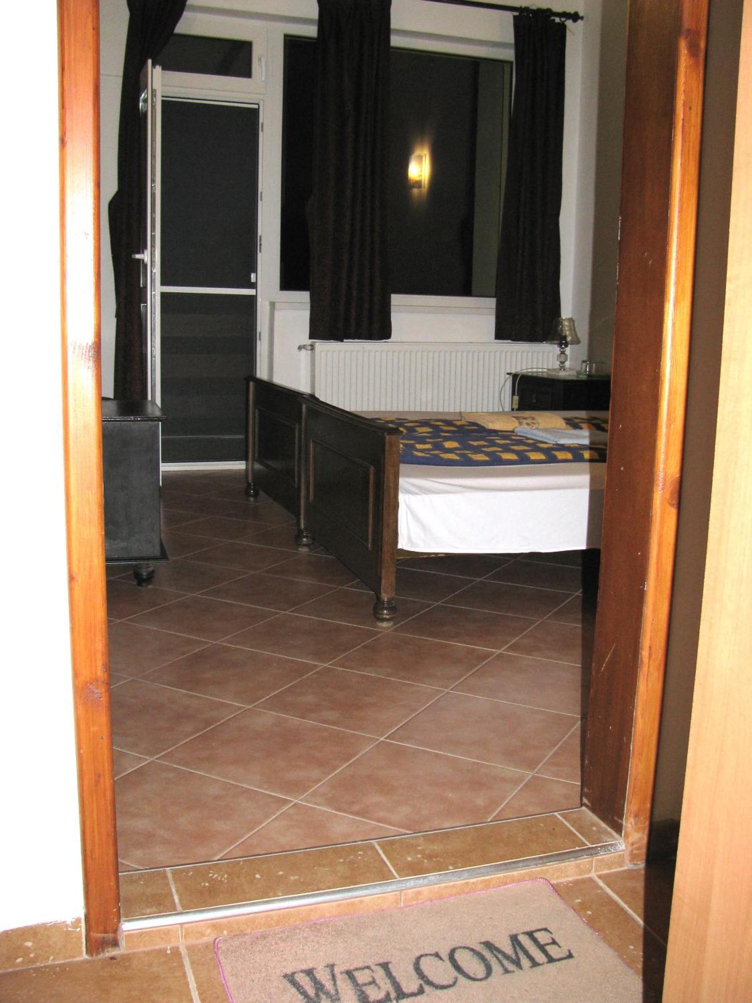 Guest House Familia Samovodene Exteriör bild