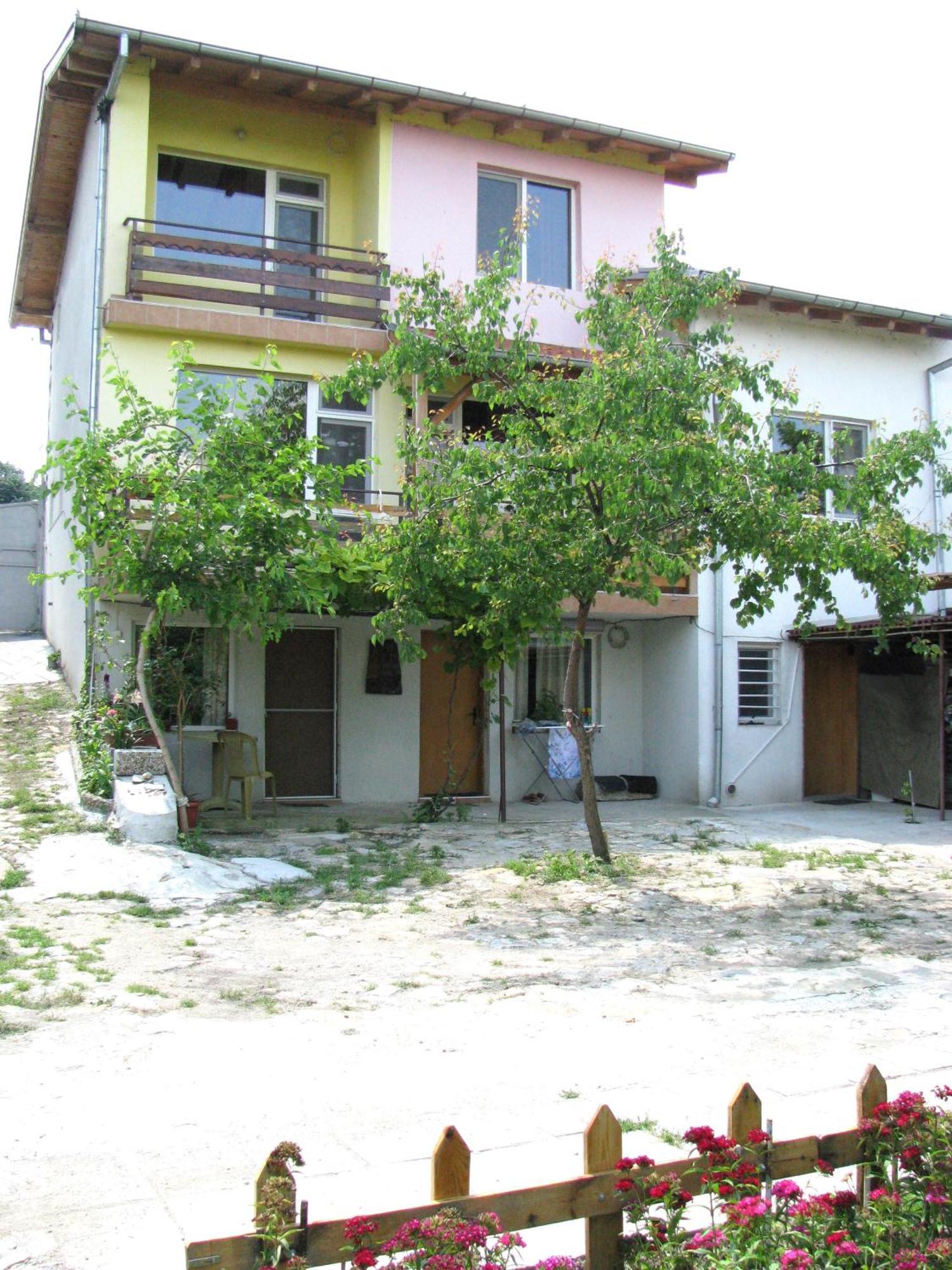 Guest House Familia Samovodene Exteriör bild